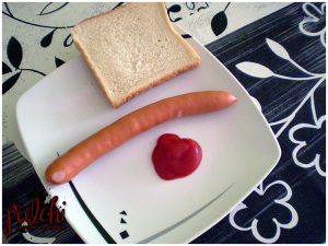 Geflügelkäsewürstchen mit Toast und Ketchup