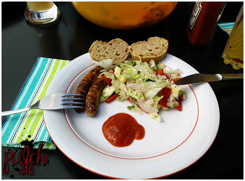Grillwürstchen, Salat und Zwiebelbaguette