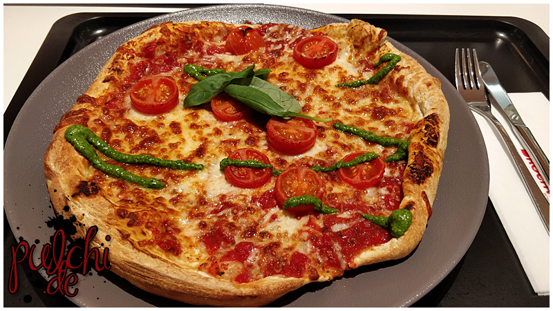 Pizza Margherita mit Basilikum und Pesto